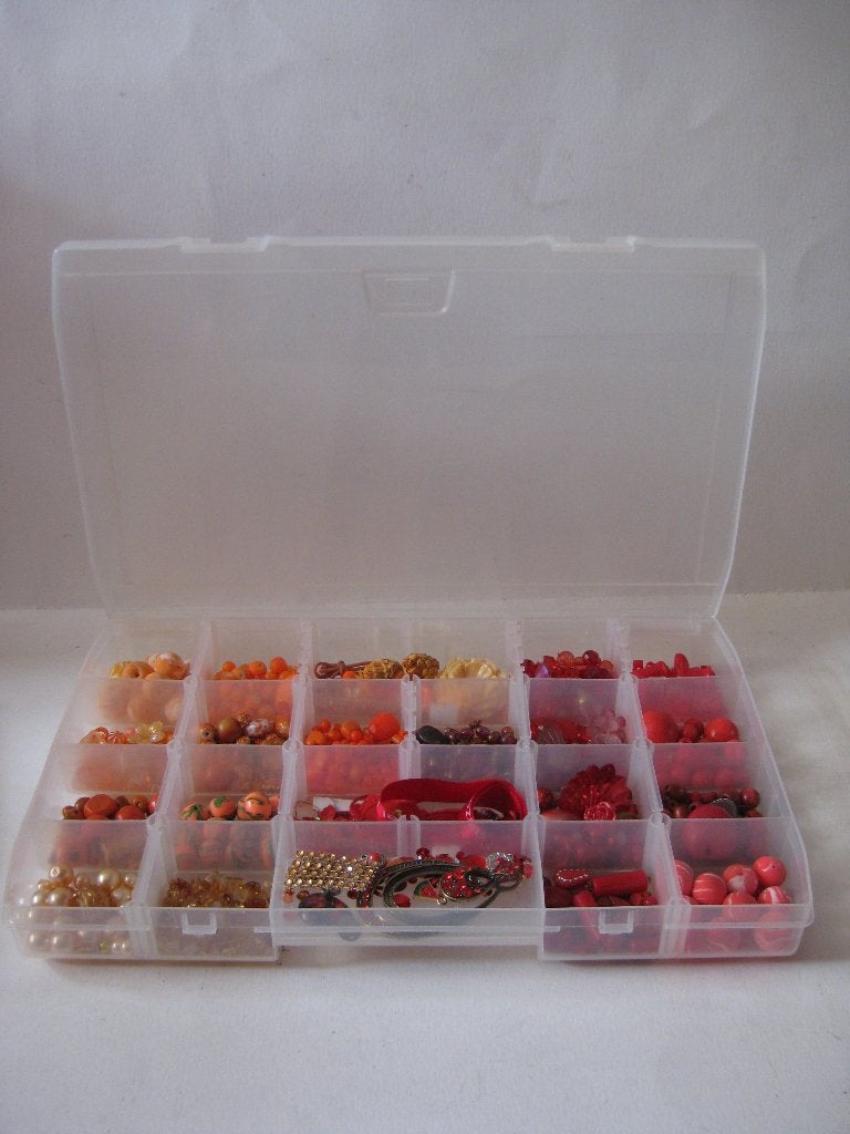 Doos kralen + onderdelen sieraden maken / rood oranje, Ophalen, Zo goed als nieuw, Kraal
