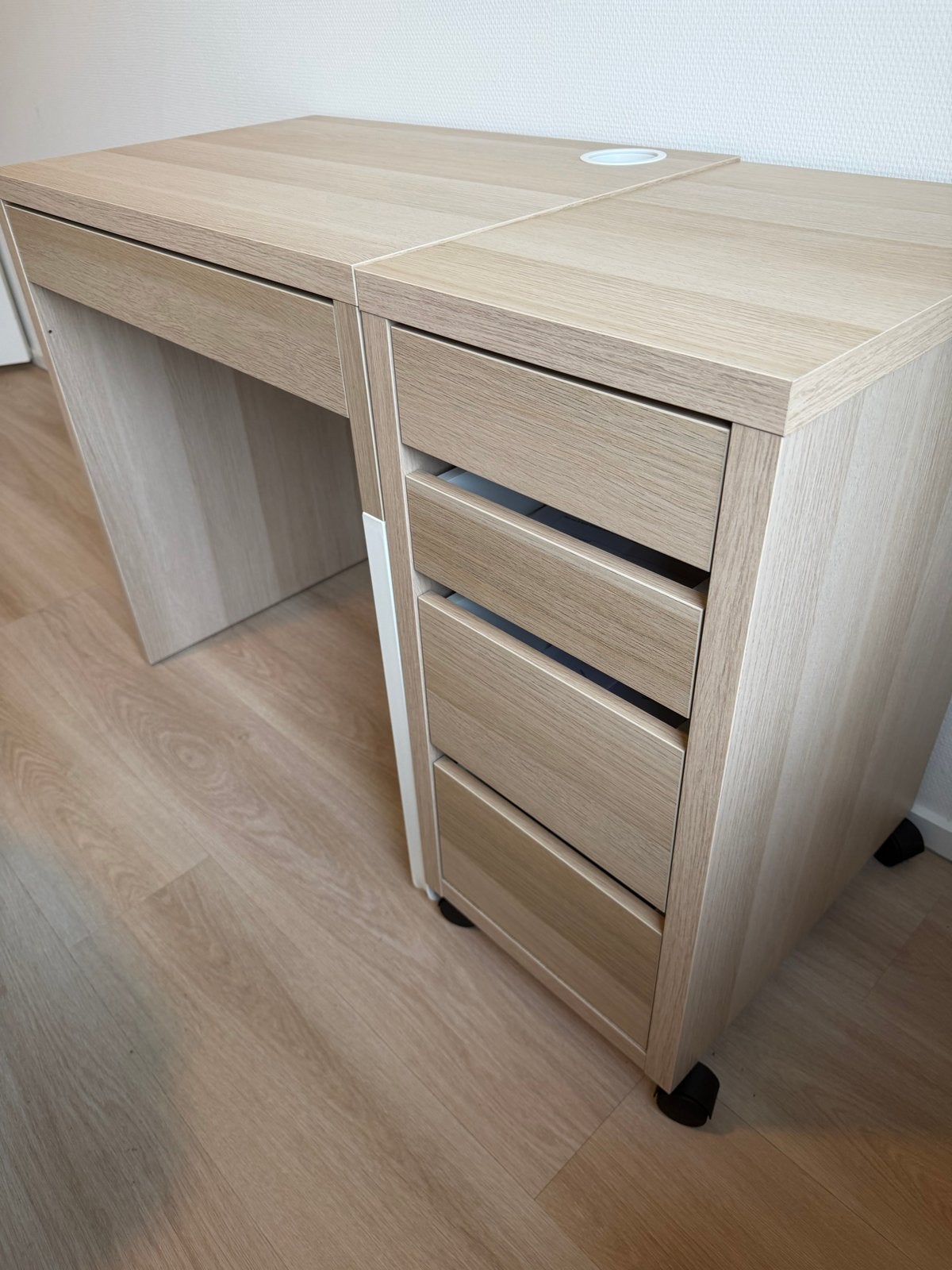 Bureau met ladeblok en kabeldoorvoer + gratis bureaustoel