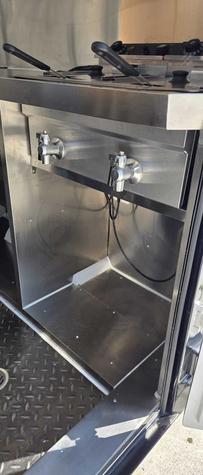 Foto 13 van Foodtruck / Verkoopwagen/ Snackwagen (instapklaar zgan)