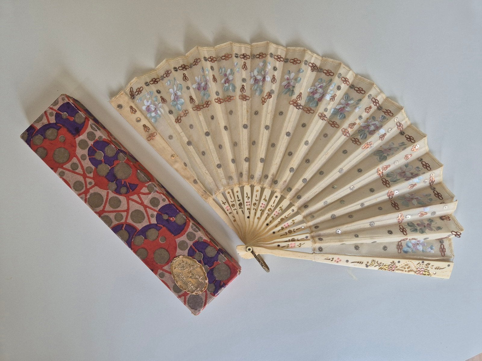 Antieke waaier in originele verpakking. Uit 1900 van been., Antiek en Kunst, Antiek | Kleding en Accessoires, Ophalen of Verzenden