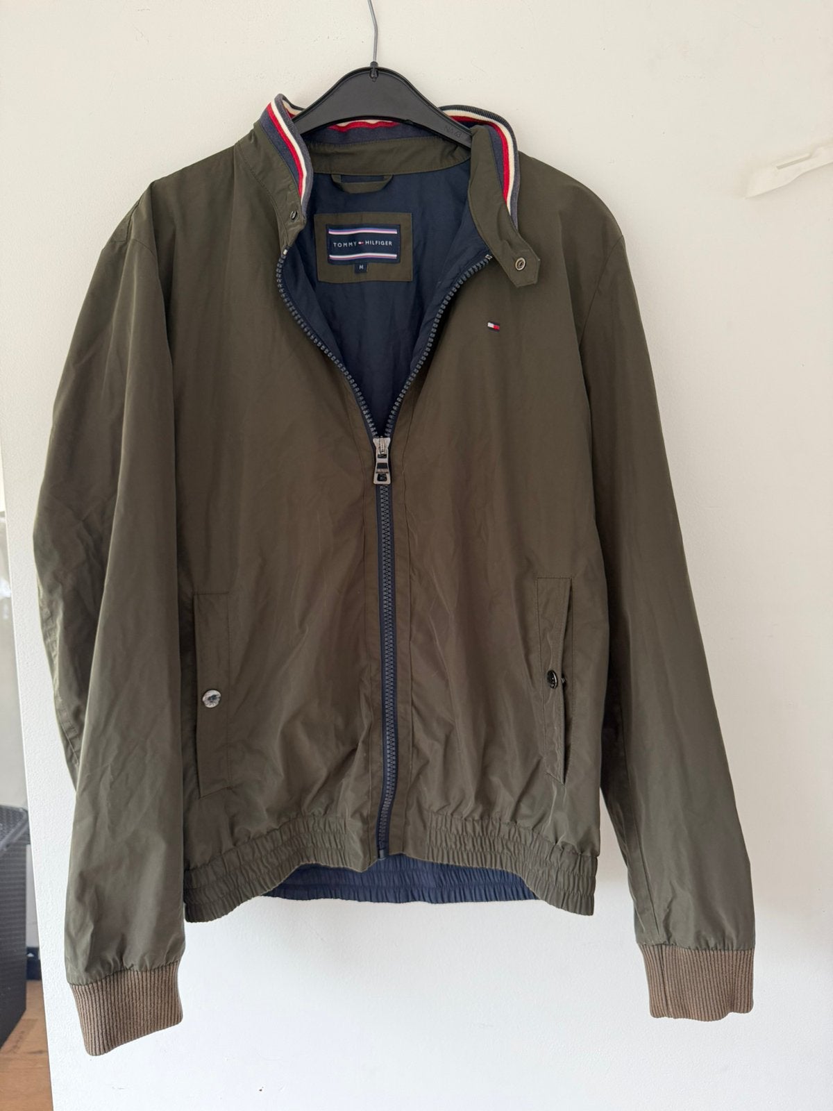 Zomer jas Tommy Hilfiger legergroen maat M, Kleding | Heren, Ophalen of Verzenden, Zo goed als nieuw, Maat 48/50 (M), Groen