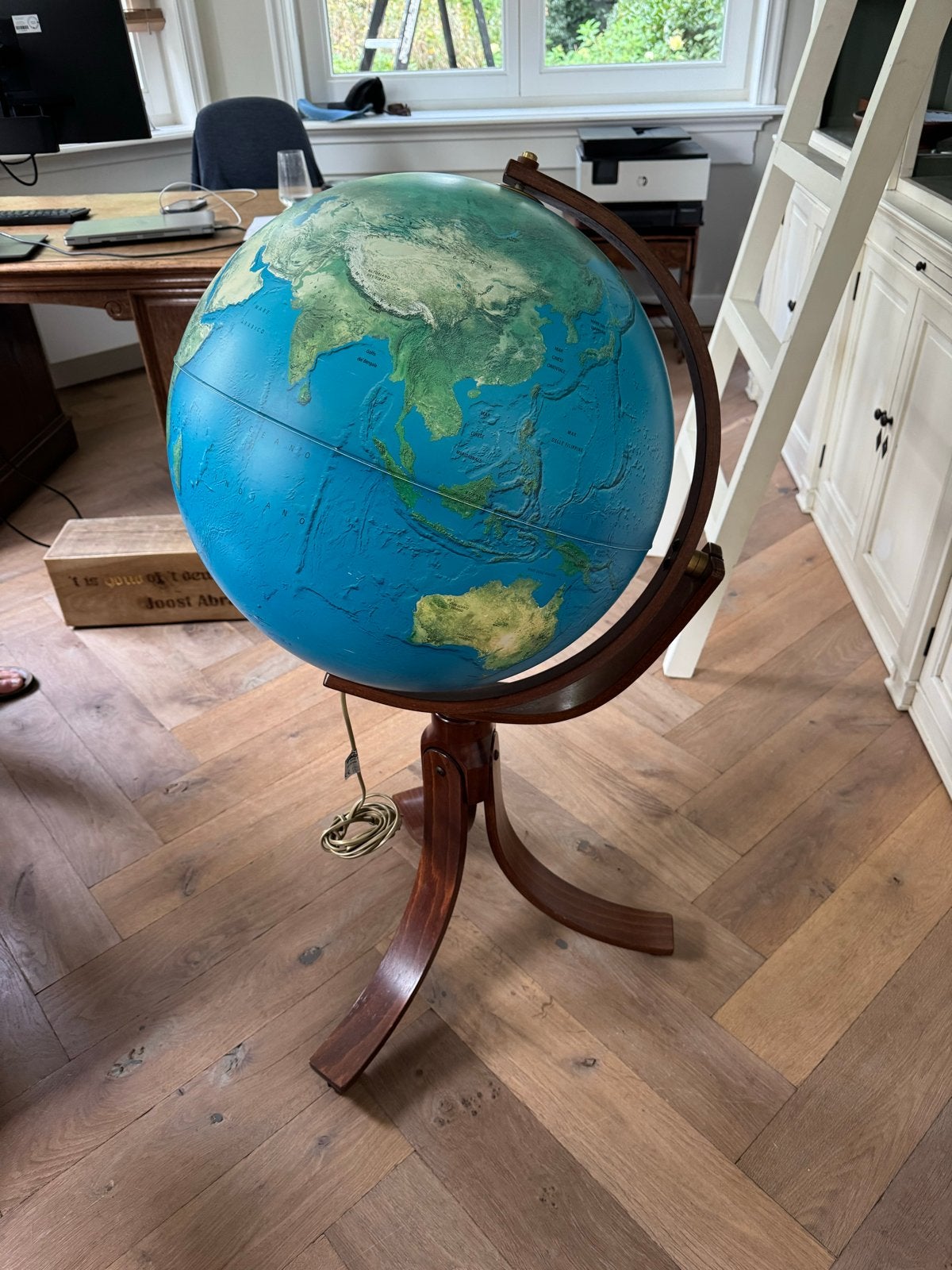 Prachtige verlichte wereldbol op houten standaard, Ophalen, Draaibaar, Fysische wereldbol, Zo goed als nieuw