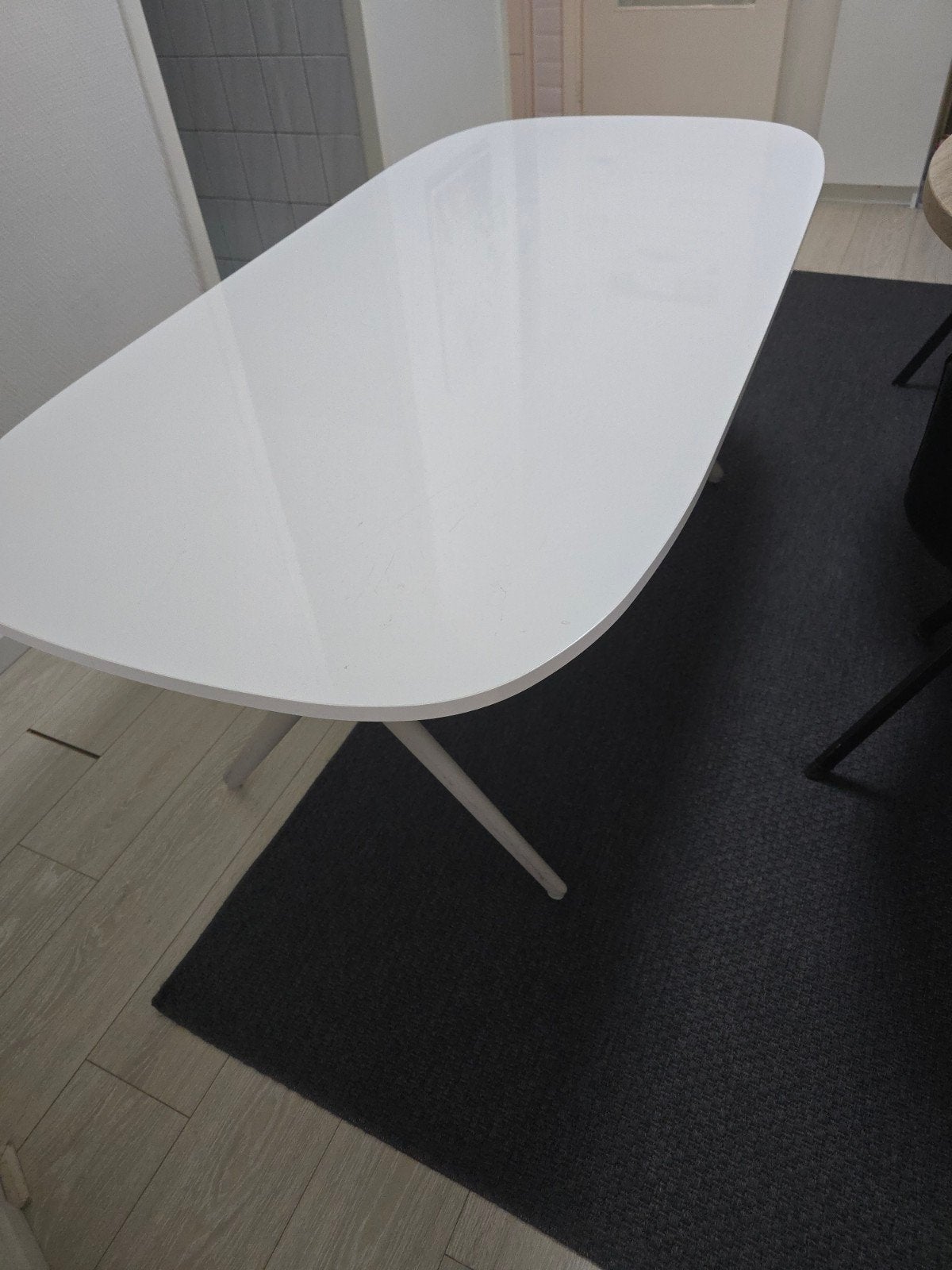Witte eettafel met ovale vorm en metalen onderstel, Huis en Inrichting, Tafels | Eettafels, Ophalen, Gebruikt, 100 tot 150 cm