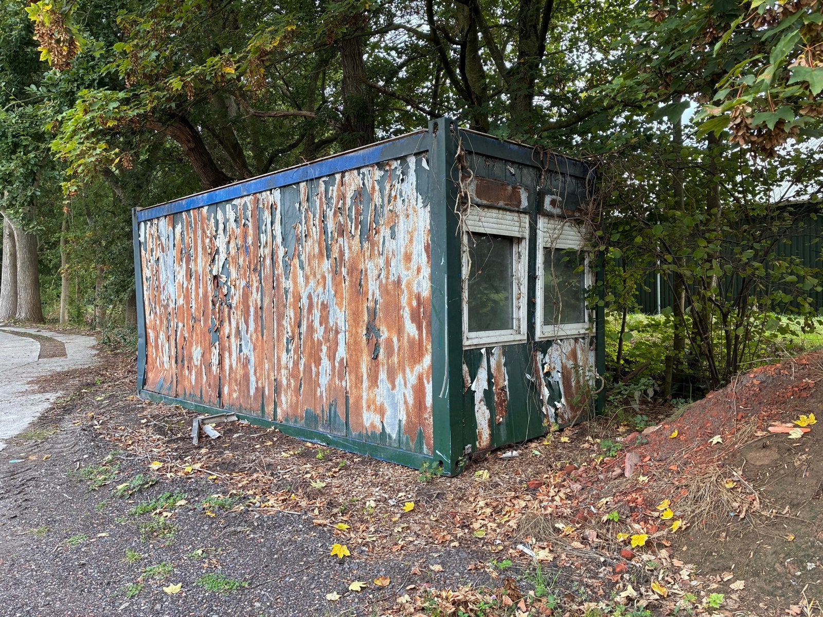 Oude, roestige bouwkeet/container, Ophalen
