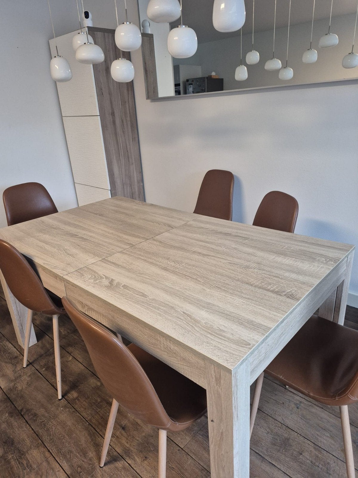 Foto 2 van Uitschuifbare eettafel met 6 stoelen - Zo goed als nieuw