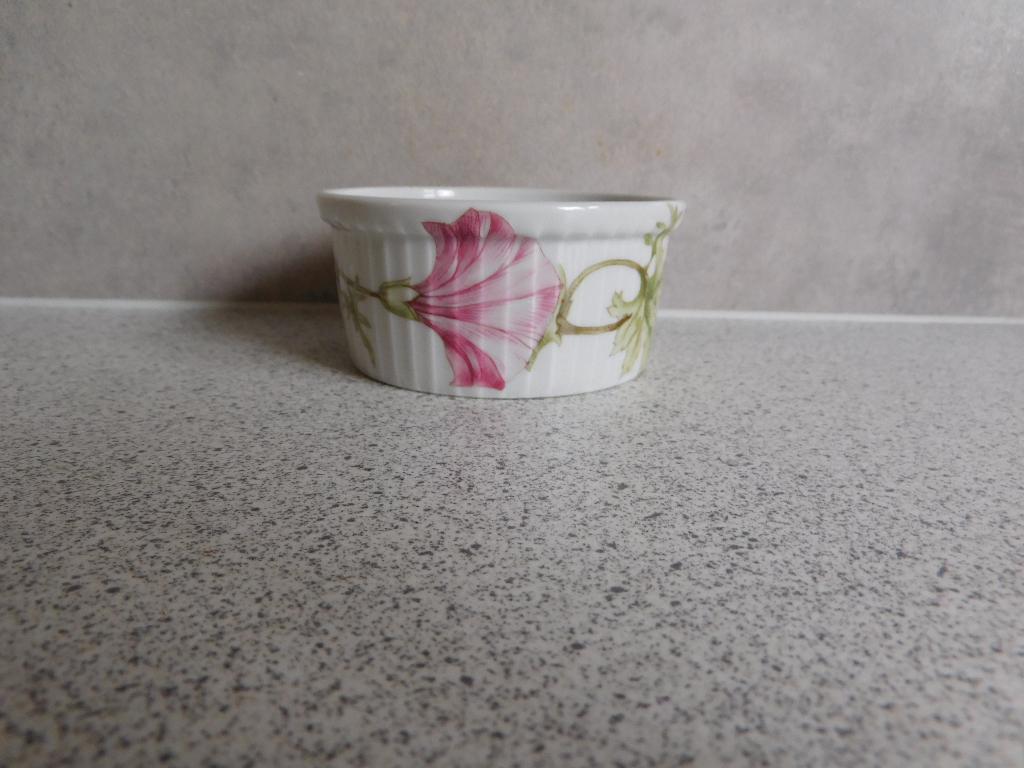 Ovenschaal 9 cm. Trompetbloem Pillivuyt, Huis en Inrichting, Keuken | Servies, Ophalen of Verzenden, Overige stijlen, Aardewerk