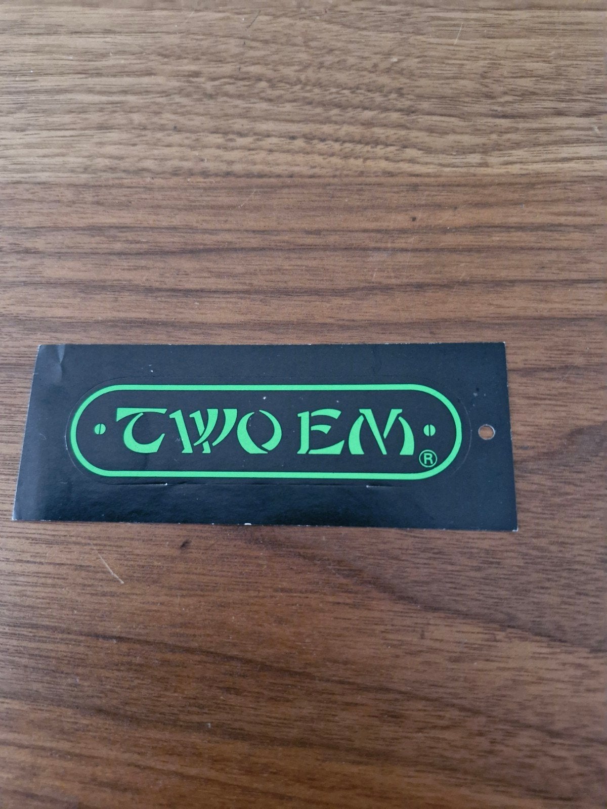 8744 Zwarte sticker met groen 'TWO EM' logo, Verzamelen, Stickers, Nieuw, Overige typen, Ophalen of Verzenden