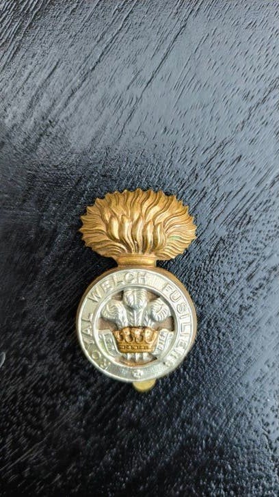 Originele WW2 capbadge Royal Welch Fusiliers., Ophalen of Verzenden, Landmacht, Engeland, Embleem of Badge