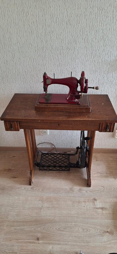 Vintage naaimachine. Merk Pfaff, Antiek en Kunst, Antiek | Naaimachines, Ophalen