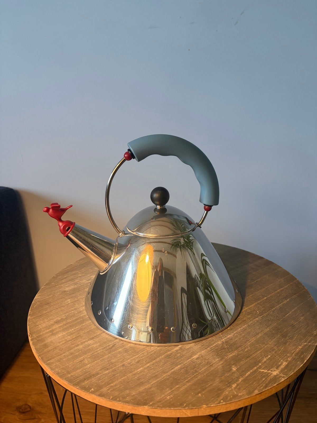Alessi fluitketel met vogel - designklassieker, Theepot/fluitketel, Gebruikt, Zilver, Ophalen of Verzenden
