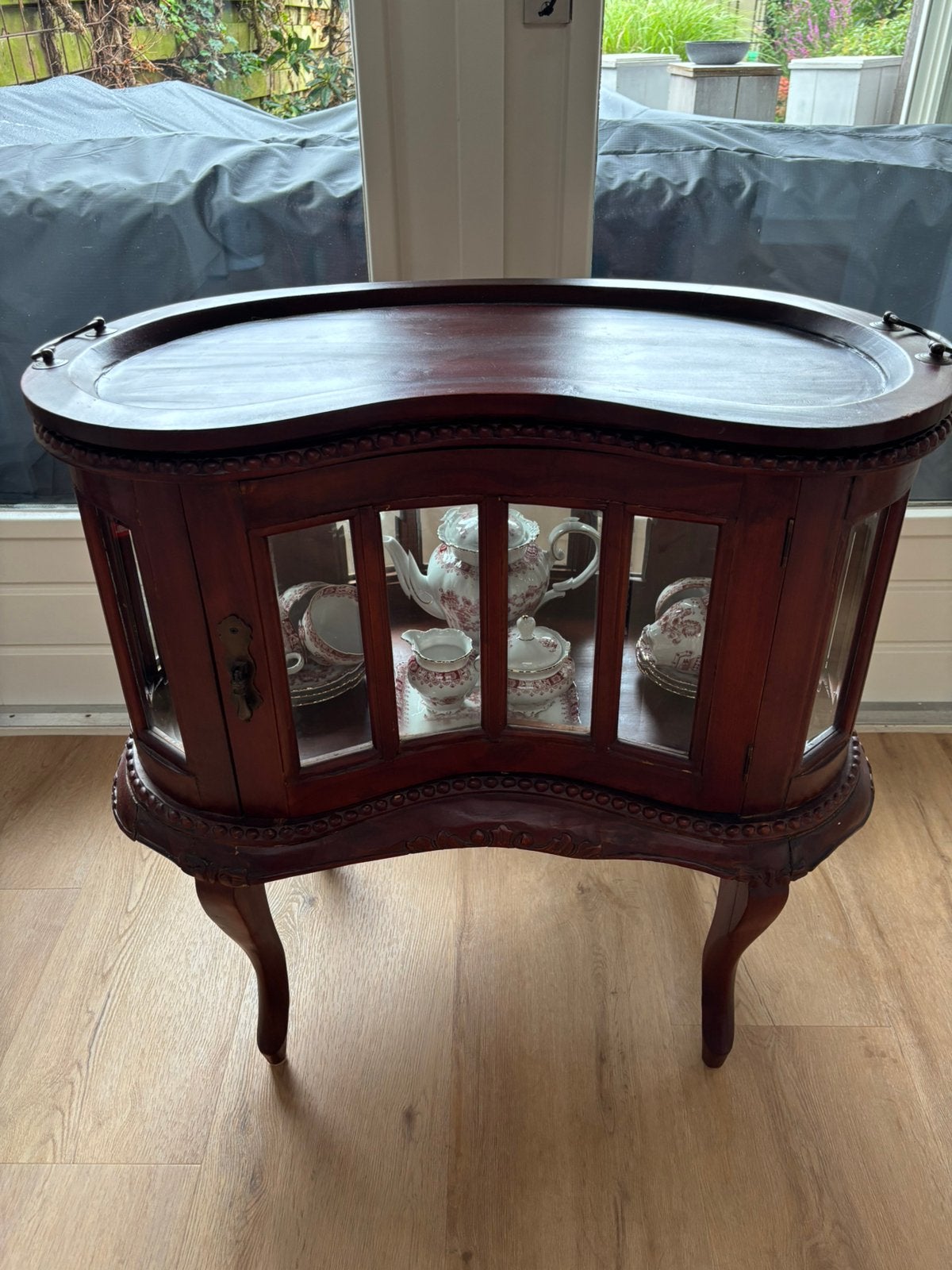 Antiek niervormige theekast incl vintage servies, Ophalen