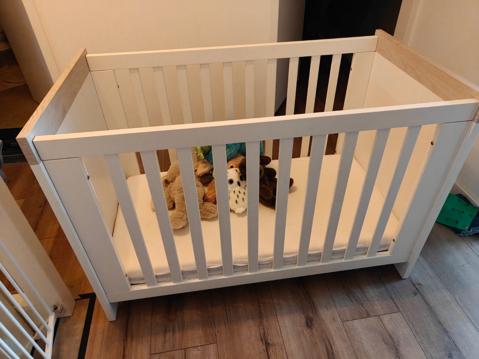 Mooi wit ledikant met houten acc inclusief earosleep matras, Ophalen, Zo goed als nieuw, Ledikant