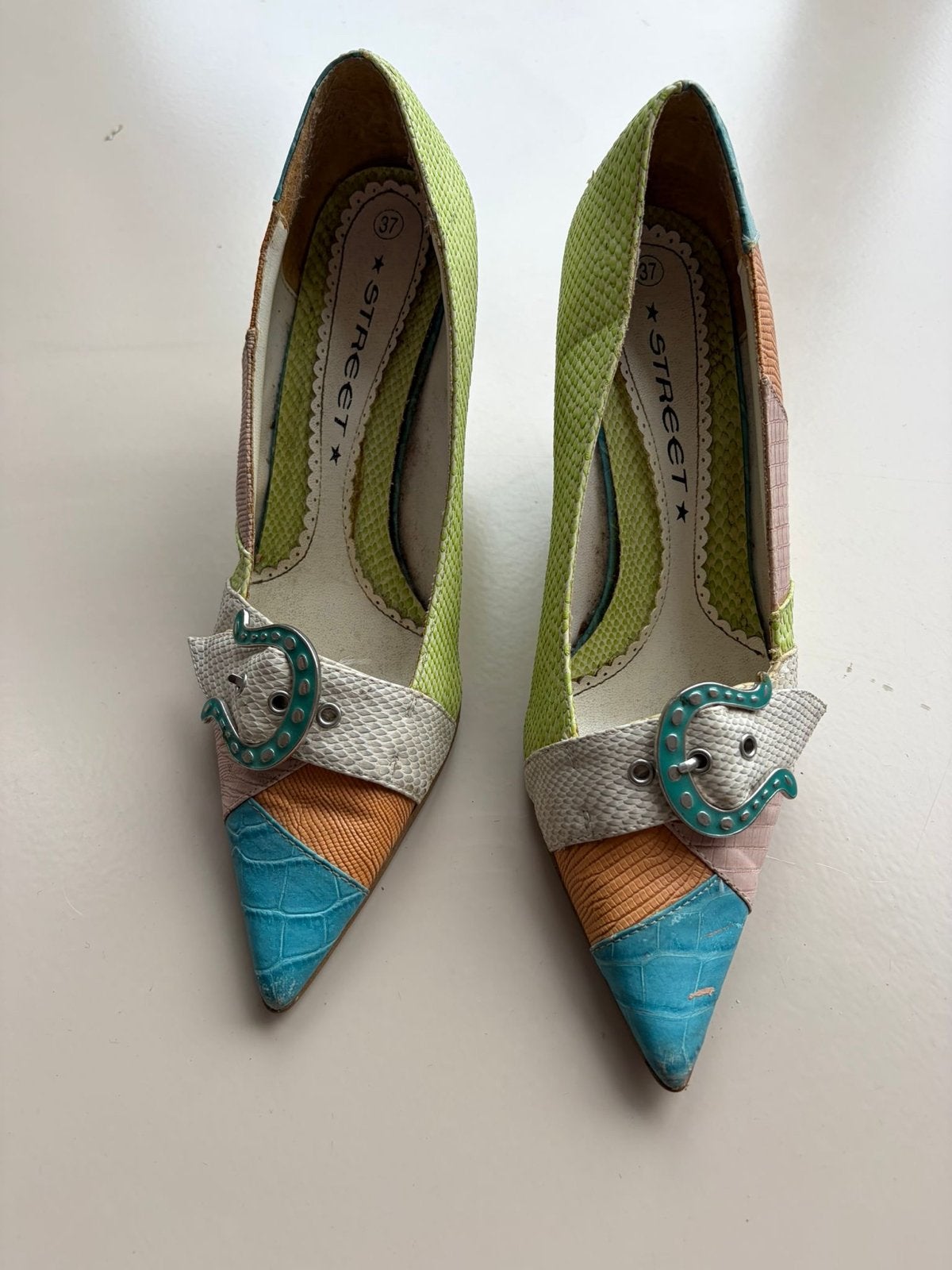 Kleurrijke pumps met gesp - Maat 37, Kleding | Dames, Ophalen of Verzenden, Gedragen, Overige kleuren, Pumps