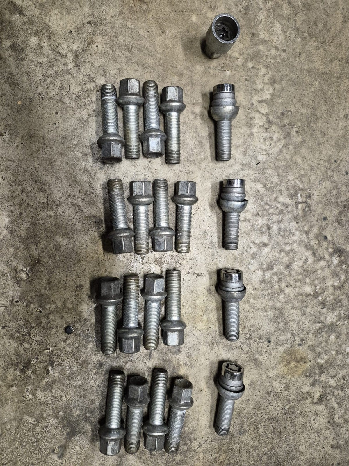 Wielbouten set met slotbouten en dop voor BMW, Auto-onderdelen, Ophalen of Verzenden, Gebruikt, Universele onderdelen