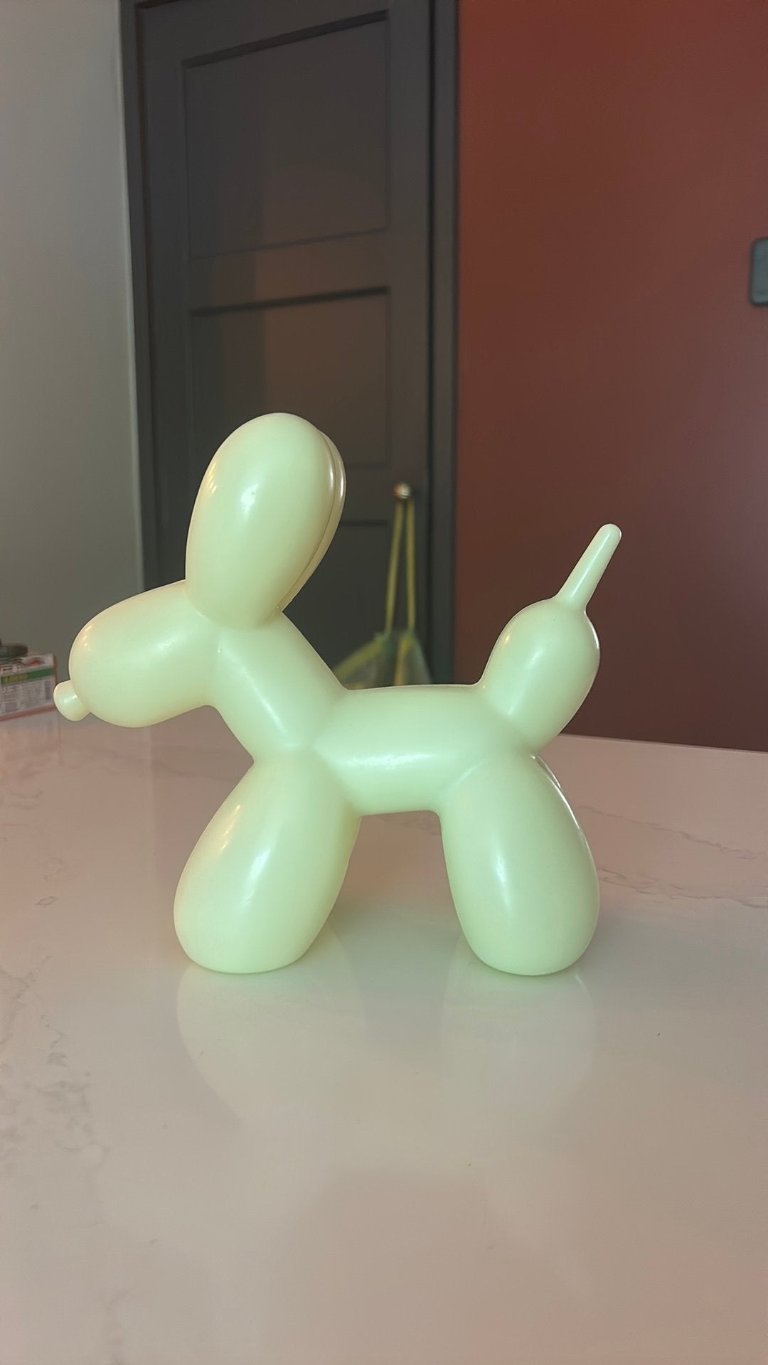 Glow in the dark ballon hondje, Antiek en Kunst, Wit, 17 cm, Beeld, Ophalen of Verzenden