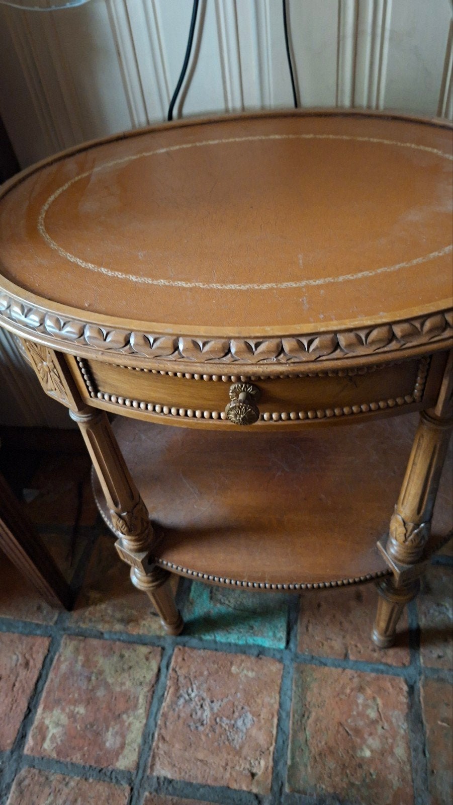 Antieke ovale bijzettafel met leer ingelegd blad, Ophalen of Verzenden