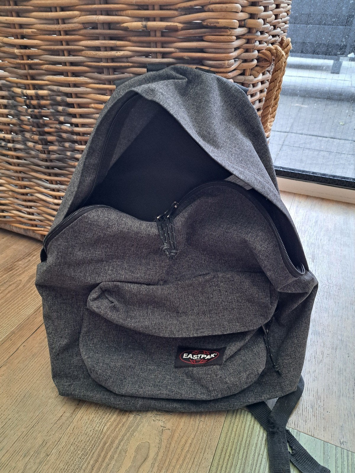 Eastpak padded rugzak 24 liter Black denim met kapotte rits, Gebruikt, 25 tot 40 cm, Ophalen of Verzenden, 30 tot 45 cm