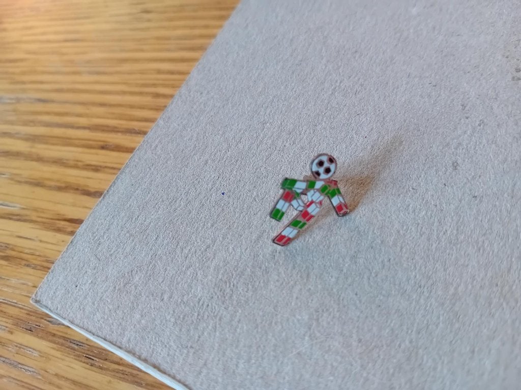 WK 1990 voetbalpin Italië  1,5cm, Ophalen of Verzenden, Zo goed als nieuw, Sport