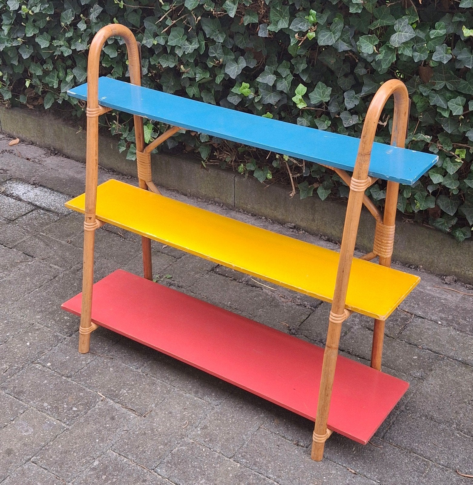 Vintage rotan wandrekje met 3 gekleurde planken, Ophalen of Verzenden, Zo goed als nieuw