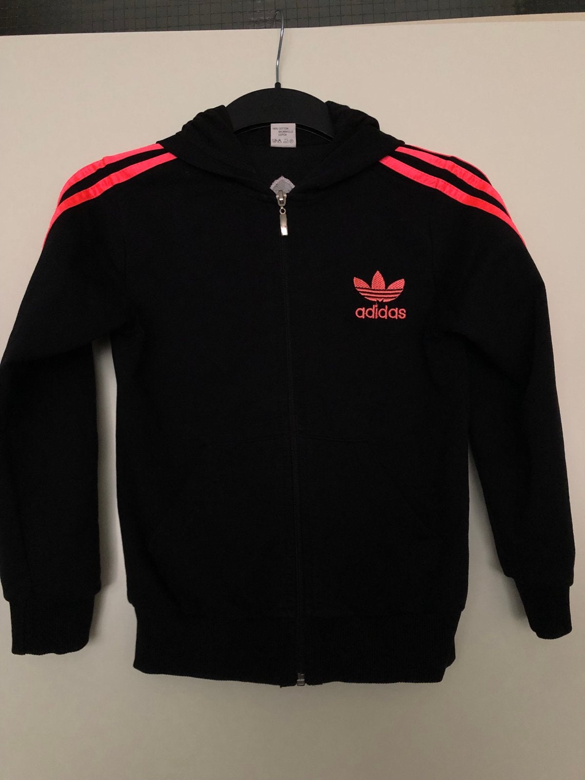 Adidas vestje zwart met roze strepen en logo, Ophalen of Verzenden, Zo goed als nieuw, Meisje, Trui of Vest