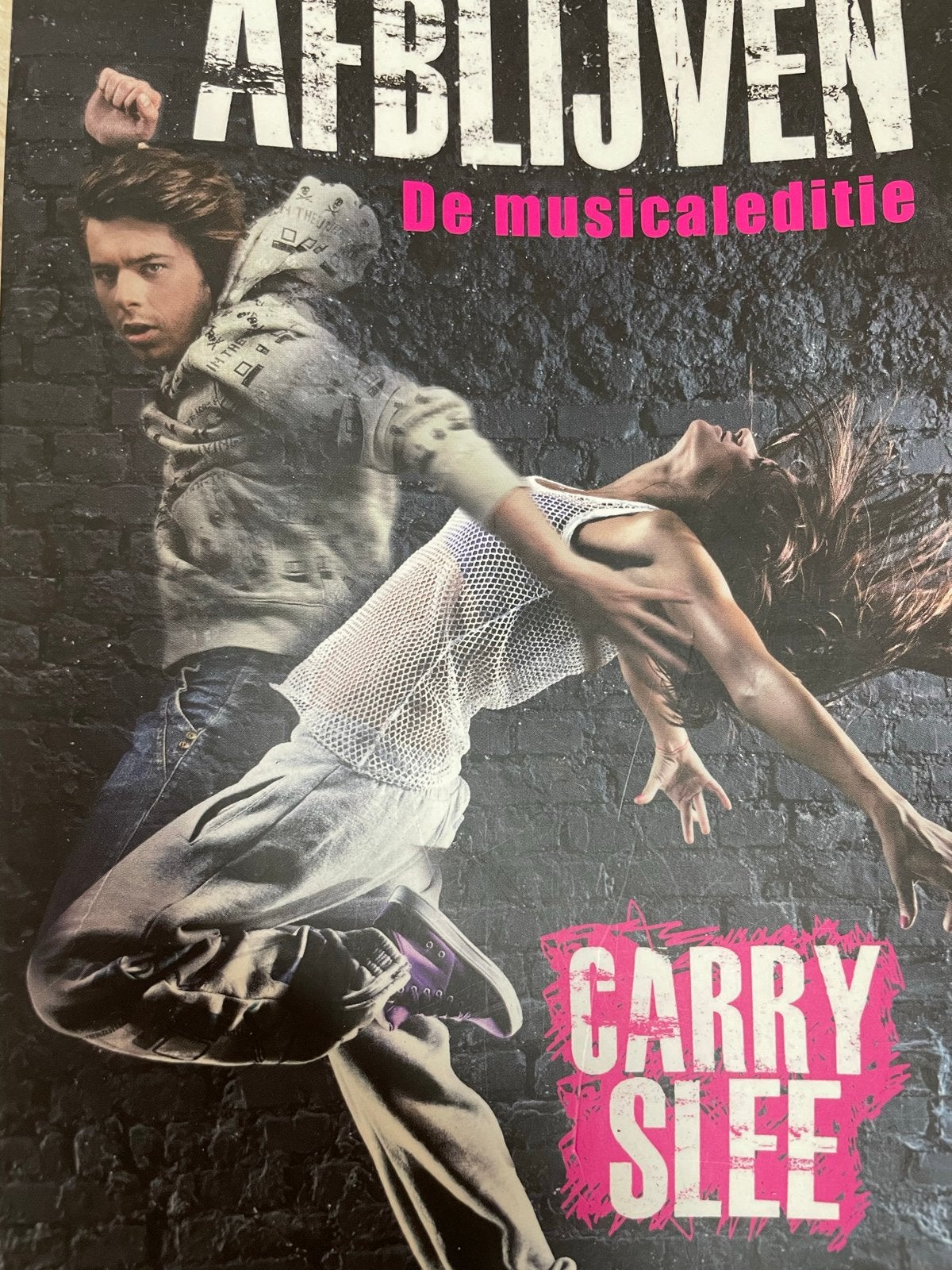 Afblijven - De musicaleditie van Carry Slee, Ophalen of Verzenden, Zo goed als nieuw, Fictie