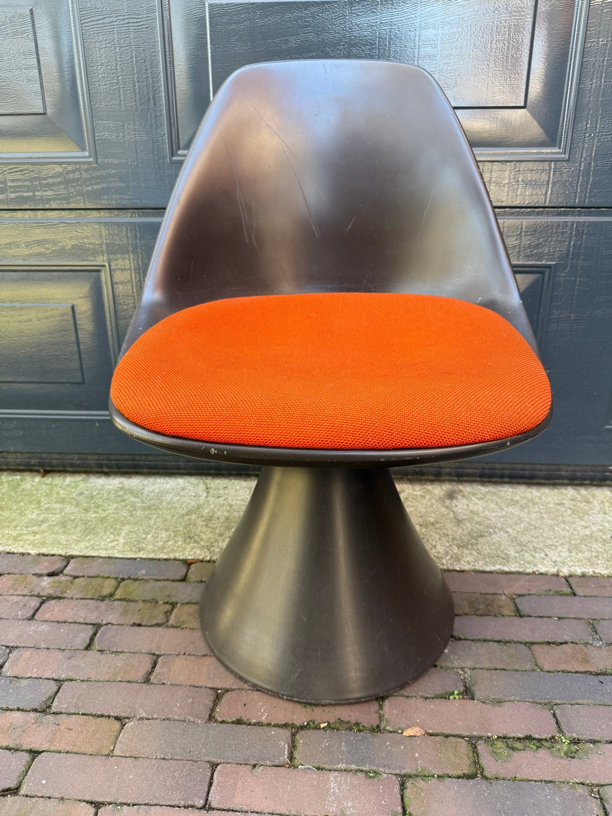 Vintage Arkana Tulip Stoel - Donkerbruin  met Oranje Kussen, Huis en Inrichting, Kunststof, Gebruikt, Bruin, Ophalen of Verzenden