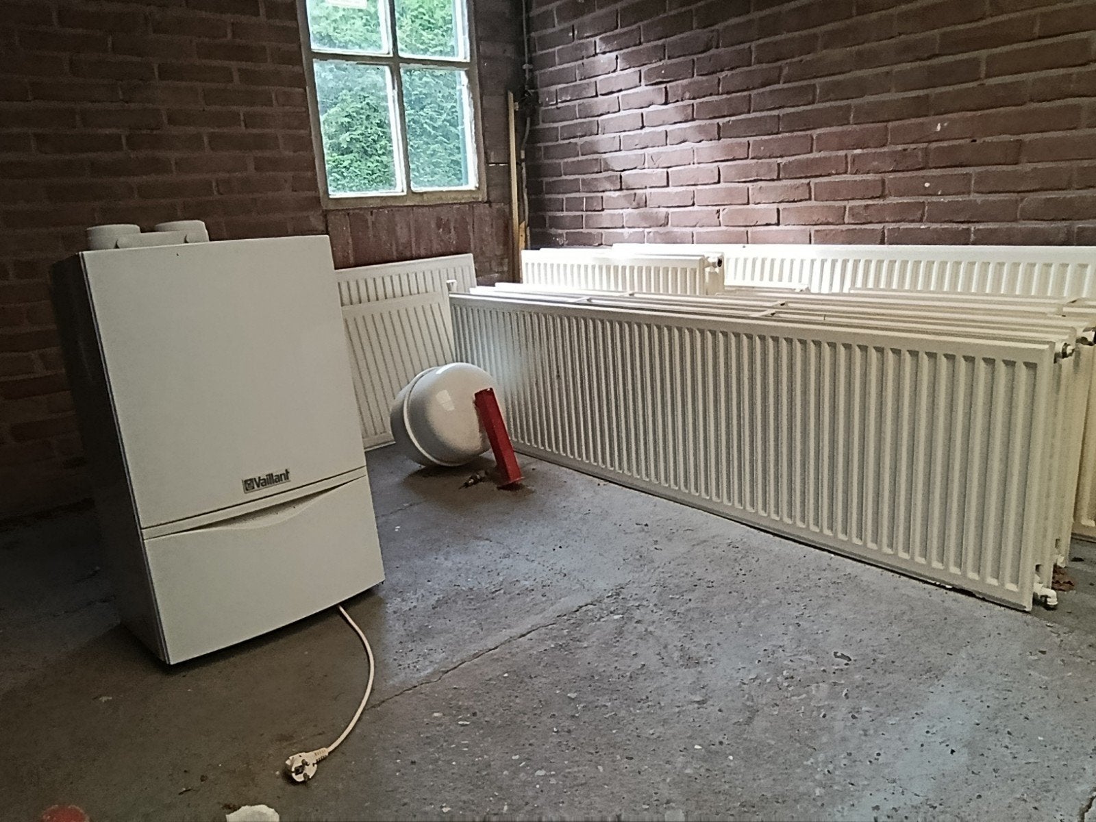 Complete CV-set: Vaillant ketel (24-28 kW) + 9 radiatoren, Ophalen, 30 tot 80 cm, Gebruikt, Cv-ketel of Combi-ketel