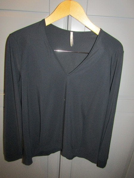 G642 Indies mt 40 top zwart travelstof V-hals, Maat 38/40 (M), Verzenden, Zwart, Zo goed als nieuw
