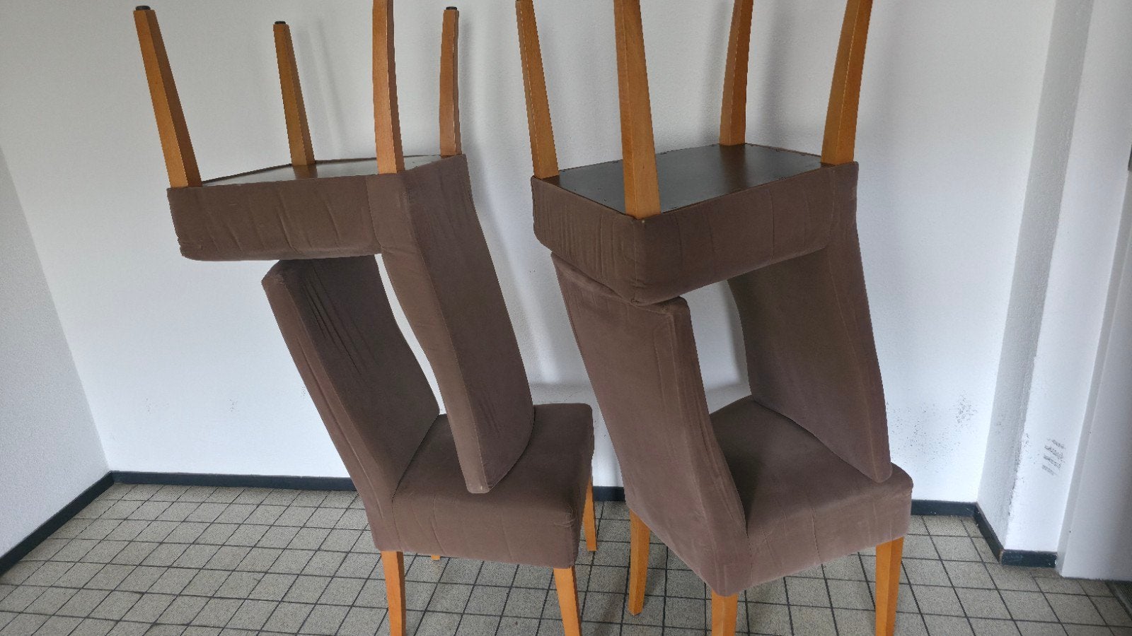 6 Bruine Eetkamerstoelen met Beschermhoezen, Ophalen, Gebruikt