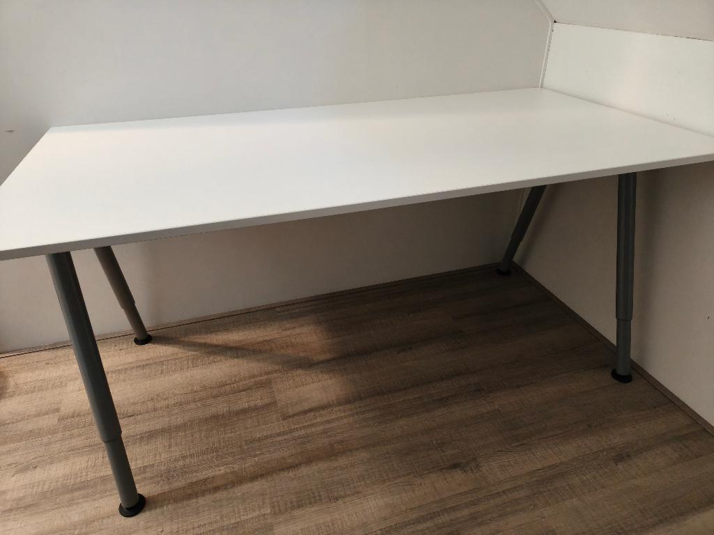 Bureau thyge Ikea, wit blad met grijze poten (2 x te koop), Ophalen, 160 cm, In hoogte verstelbaar, Zo goed als nieuw