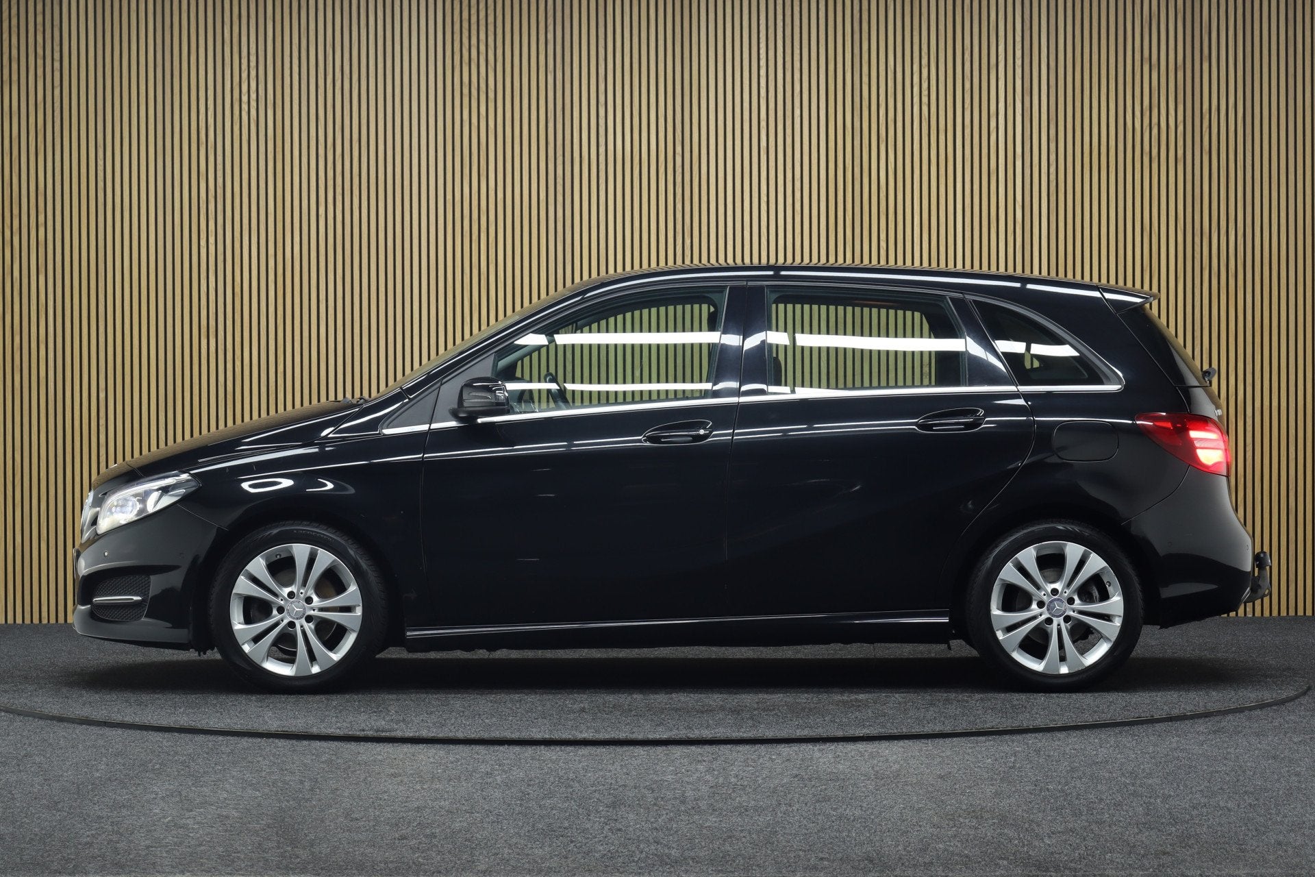 Mercedes-Benz B-Klasse 180 Ambition | Inklapbare Trekhaak |, Voorwielaandrijving, 4 cilinders, Met garantie (alle), Handgeschakeld
