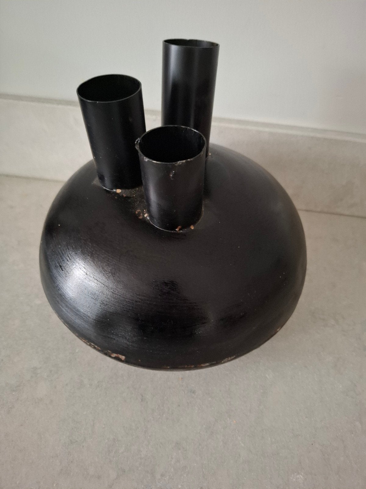 Zwarte metalen tulpenvaas, Ophalen