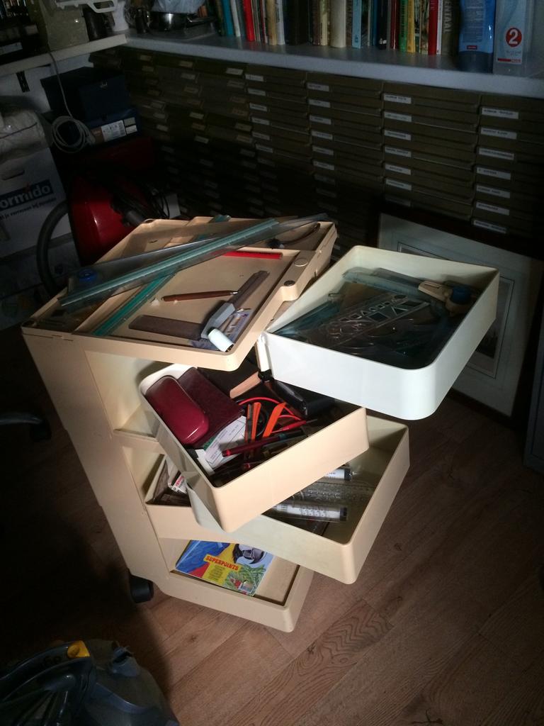 Tekenspullen bergkastje ., Ophalen, Zo goed als nieuw, Overige typen