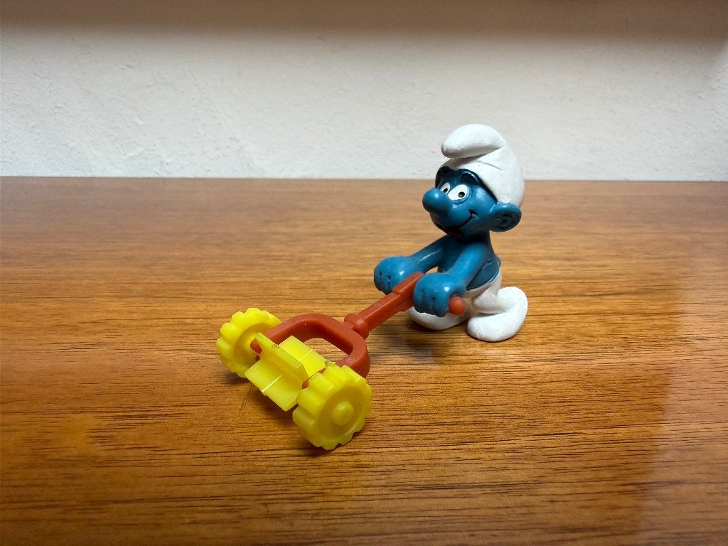 Smurf met grasmaaier – Super smurf, Verzamelen, Smurfen, Ophalen of Verzenden, Gebruikt, Overige Smurfen, Poppetje, Figuurtje of Knuffel