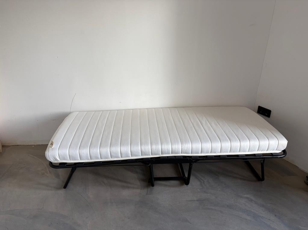 Logeerbed, inklapbaar inclusief matras, Huis en Inrichting, Ophalen, 90 cm, Eenpersoons, Zwart
