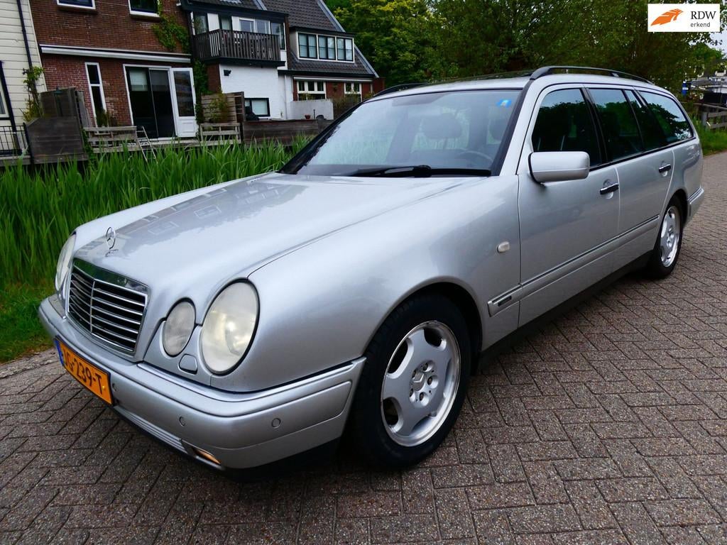 Mercedes-Benz E-klasse Combi 240 6-Cilinder 170pk Youngtimer, Auto's, Mercedes-Benz, Gebruikt, Zwart, Leder, 2398 cc