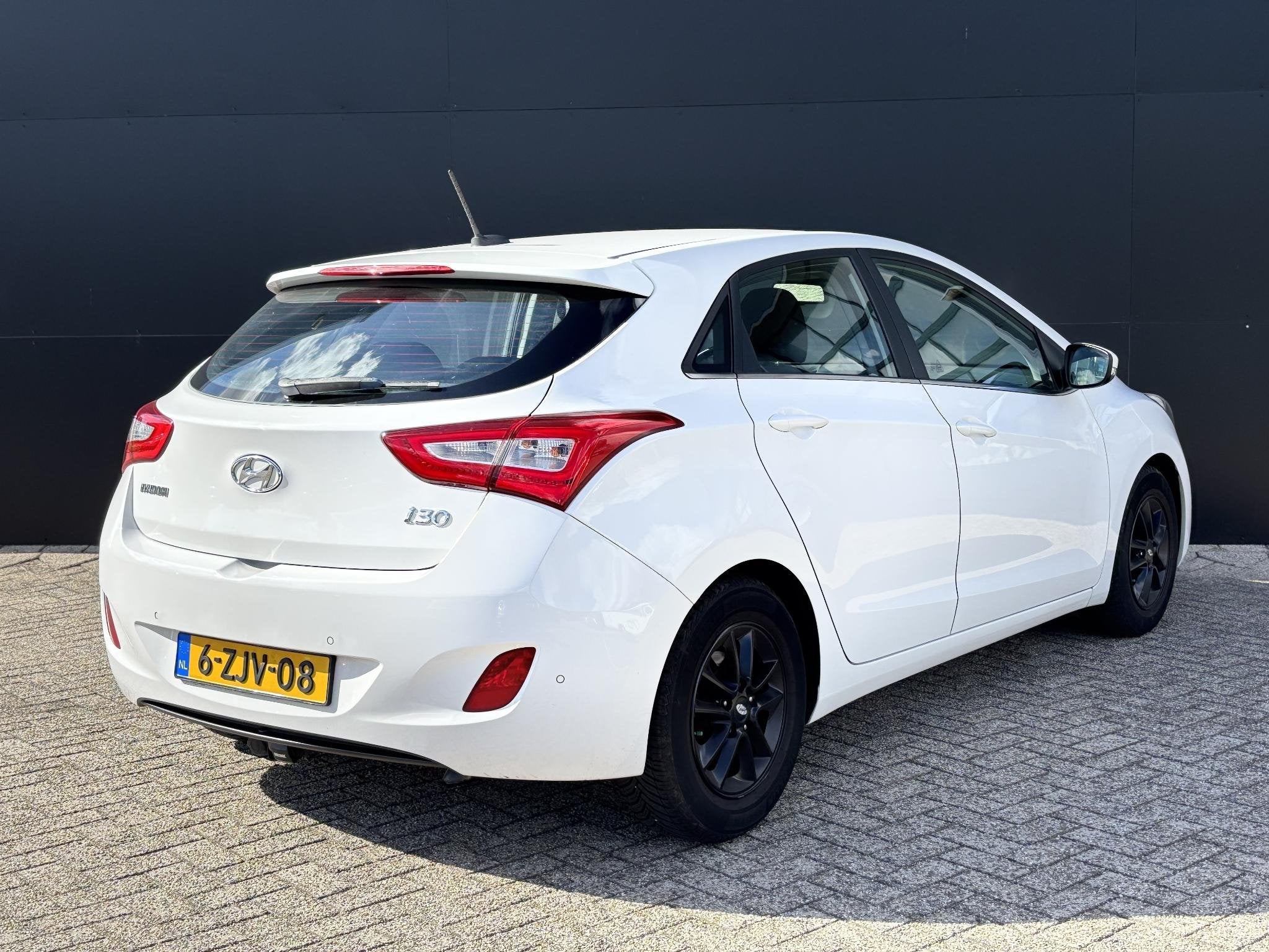 Hyundai i30 1.6 GDI i-Vision | Dealeronderhouden | Achteruit, Auto's, Euro 5, Gebruikt, 1591 cc, Wit