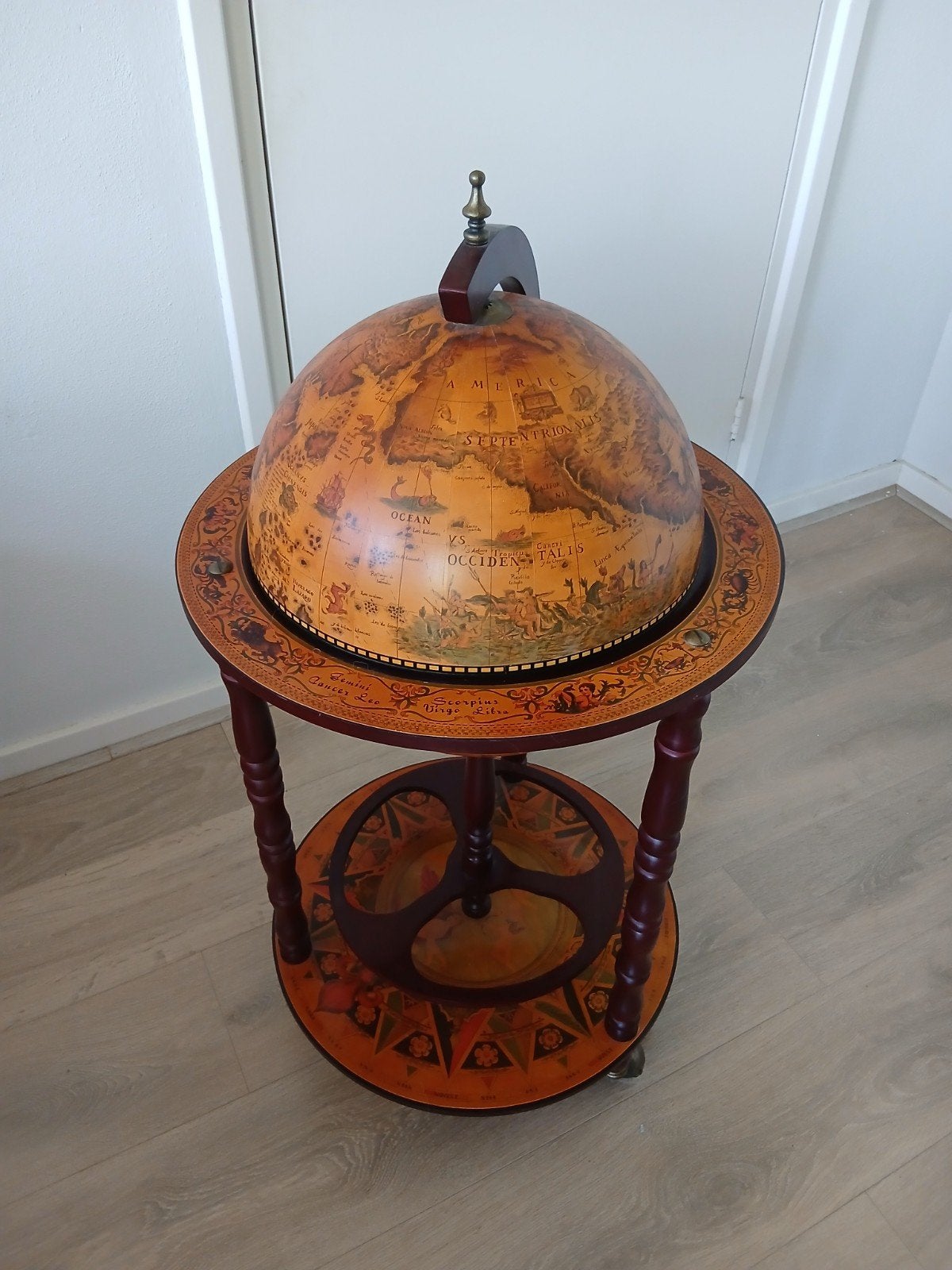 Globebar op wielen - Hout - Wereldbol bar, Ophalen, Globebar, Hout, Gebruikt