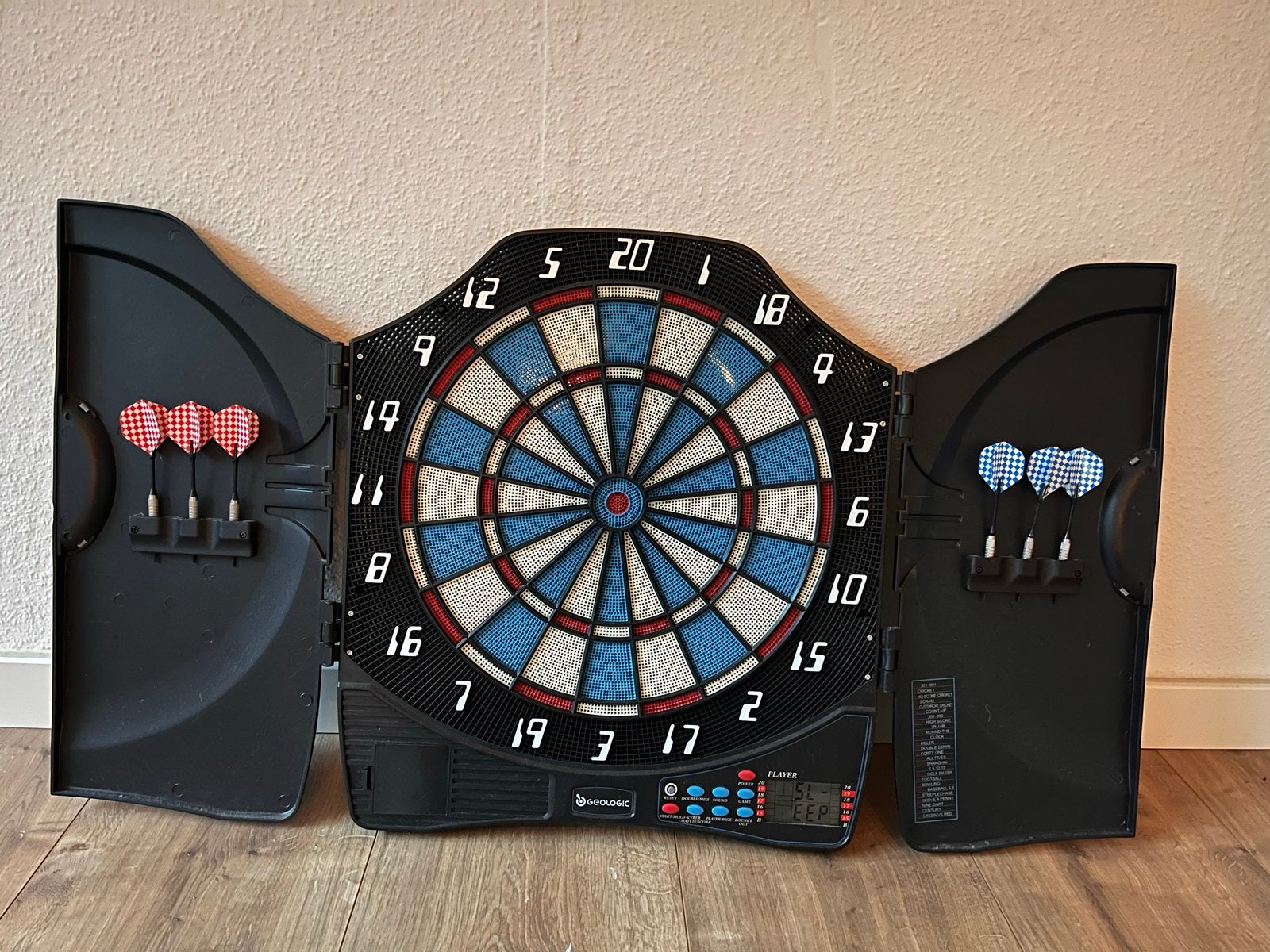 Elektronisch dartbord in koffermodel, Ophalen of Verzenden, Zo goed als nieuw, Dartbord met pijlen, Elektronisch