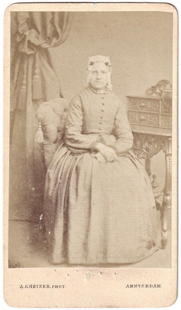 CDV Vrouw Klederdracht Klaasje Jonkers -  Greiner Amsterdam, Gebruikt, Foto, Klederdracht, Ophalen of Verzenden