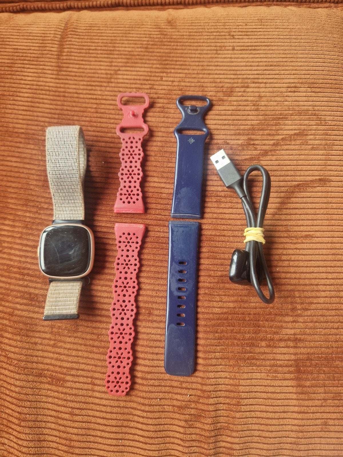 Fitbit versa 4 roze goud met oplader en 3 bandjes, Gebruikt, Ophalen of Verzenden, Fitbit, Roze