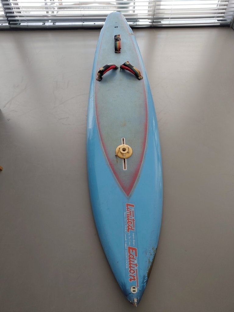 Retro surfplankje Limited Edition (Tris Cokes), Watersport en Boten, Windsurfen, Met mastvoet, 250 tot 300 cm, Gebruikt, 5 tot 6.5 m²