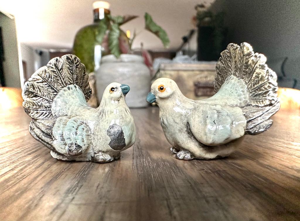 2 Kleine duiven Miniatuur antiek beeldjes duif mooie kleuren, Verzenden