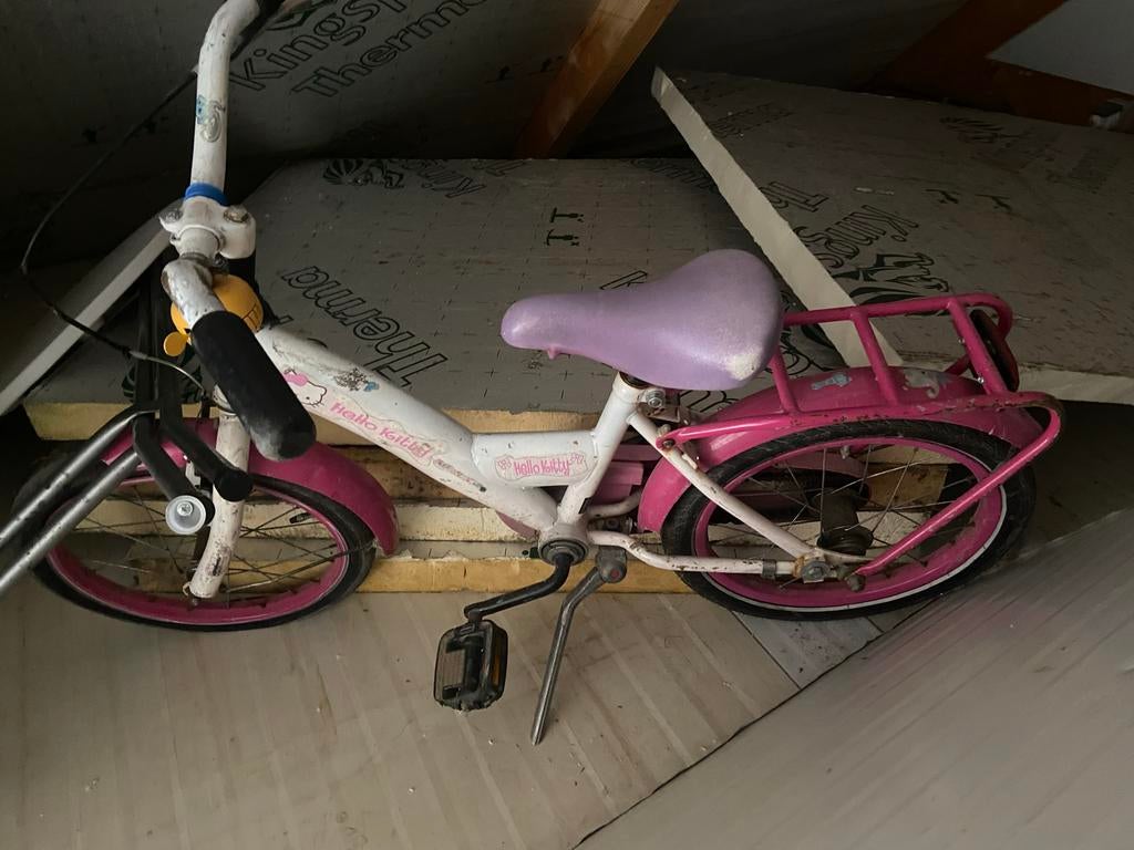 Twee kinderfietsjes: Hello Kitty en Ashley met zijwieltjes, Ophalen, Gebruikt, Minder dan 16 inch, Zijwieltjes