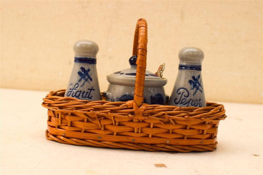 5 delige Vintage Peper en zout en suiker potje in een mandje, Gebruikt, Ophalen of Verzenden, Bord(en), Overige stijlen