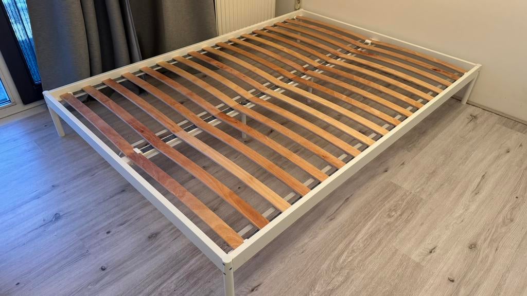 IKEA Vevelstad bedframe (140x200 cm) - Zo goed als nieuw, Huis en Inrichting, Slaapkamer | Bedden, Ophalen, Wit, Tweepersoons