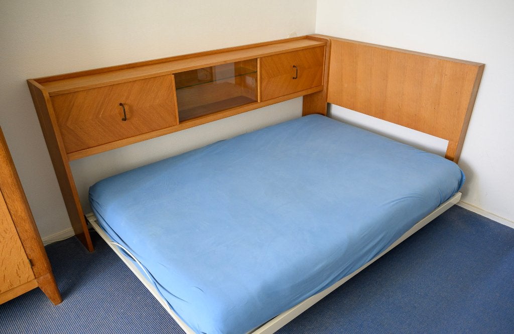 Vintage houten bed-ombouw met hoofdbord en opbergruimte, Huis en Inrichting, Slaapkamer | Bedden, Ophalen, Gebruikt, 140 cm, Twijfelaar