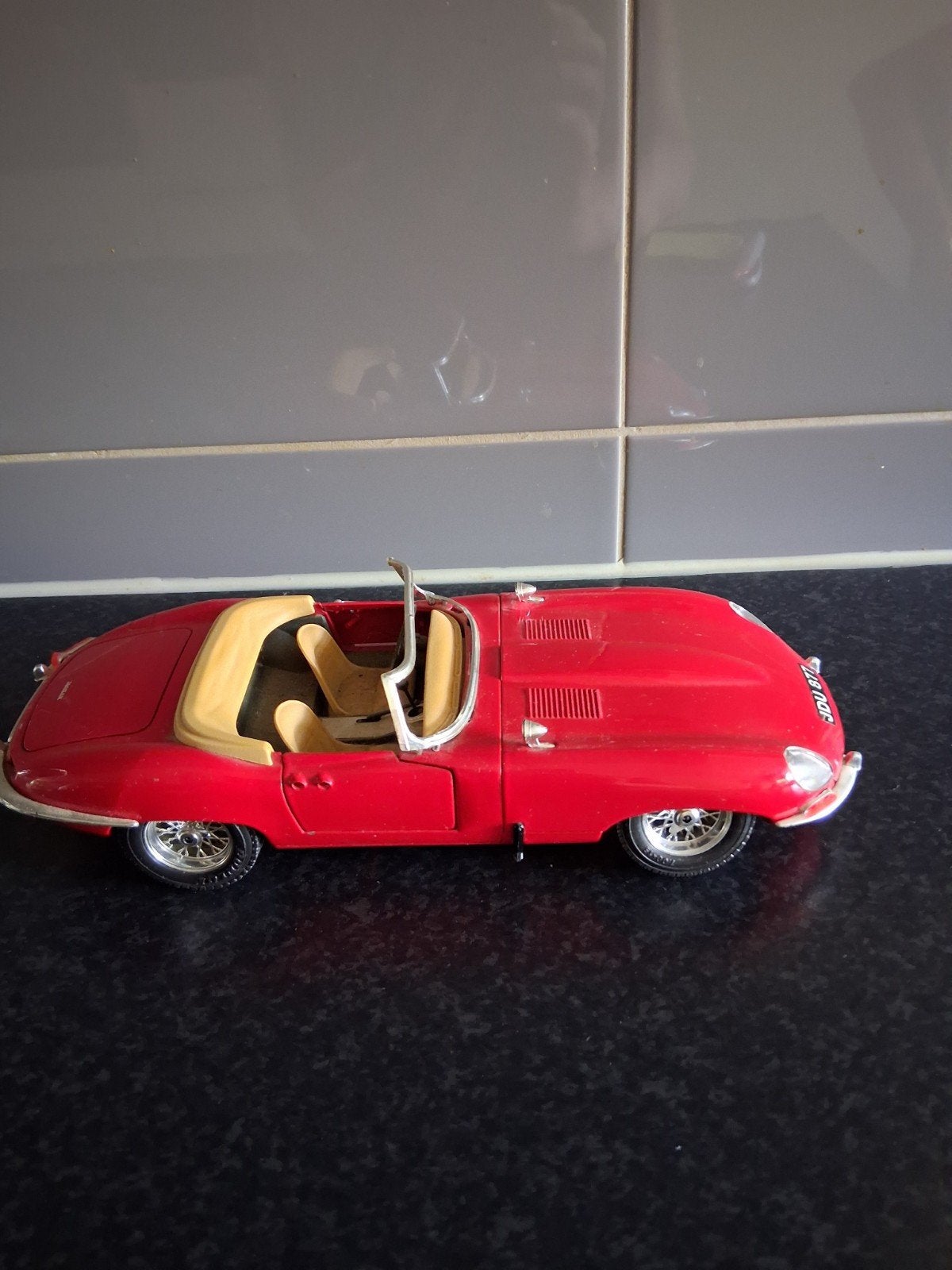 Bburago Jaguar E-Type 1:18 schaalmodel rood, Ophalen of Verzenden, Gebruikt, Auto, Bburago