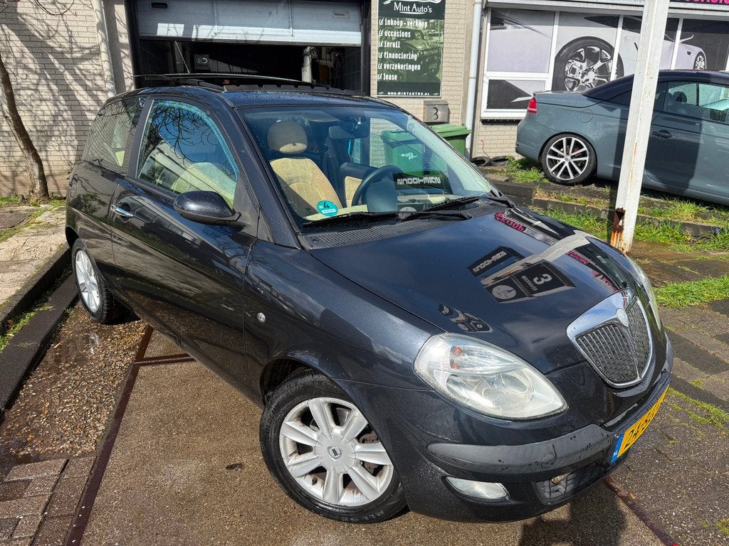Lancia Ypsilon 1.2-16V Platino Apk/Airco/Pano/2.Sleutel/Boek, Auto's, Lancia, Voorwielaandrijving, 4 cilinders, 400 kg, Zwart