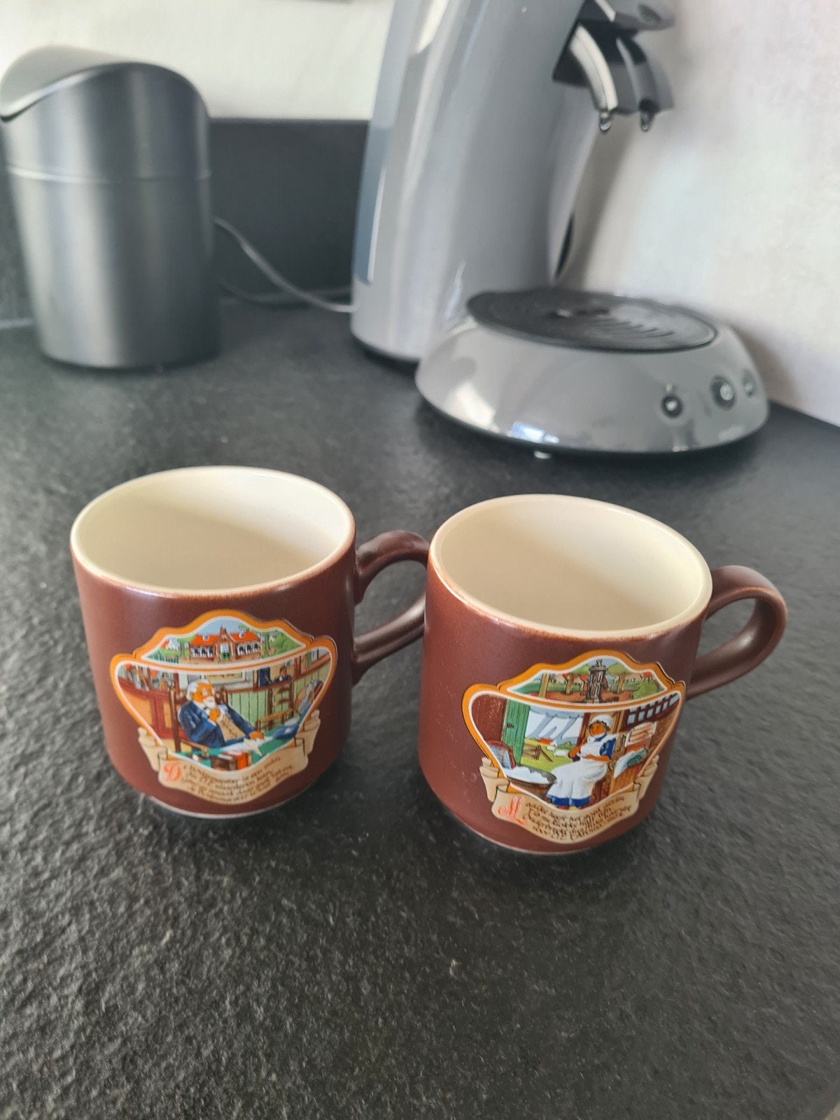 2 Villeroy & Boch mokken met nostalgische afbeeldingen, Keramiek, Villeroy & Boch, Vintage, Zo goed als nieuw